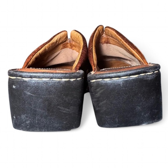 Born Women's Brown Leather hand Crafted Clogs - Picture 4 of 8